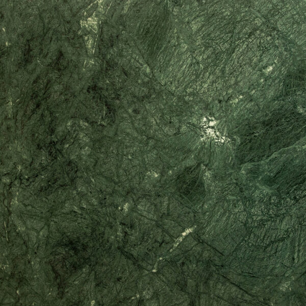 Mármol Verde Indiano, piedra natural de tono verde oscuro con vetas características para mesadas, pisos y revestimientos